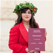 Sono una professoressa di Lettere e insegno Italiano, Storia, Geografia, Arte, Ed. Civica alle scuole medie e superiori e licei